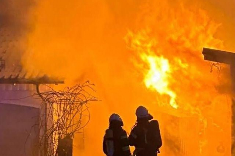 Brand in Neusorg: Nebengebäude und Sportwagen zerstört