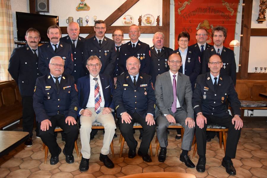 Die Geehrten: Andreas Mayer, Alwin Hösl, Reinhold Meyer, Arnold Neuendorf, Hermann Dötsch, Manfred Groß, Johann Kausler, Michaela Veigl, Herbert Pospischl und Rudolf Schinner (hinten, stehend, von links) sowie KBI Otto Braunreuther, Bürgermeister Josef Etterer, KBR Andreas Wührl, Stellv. Landrat Dr. Alfred Scheidler und KBM Alois Schinder (vorne, sitzend, von links).