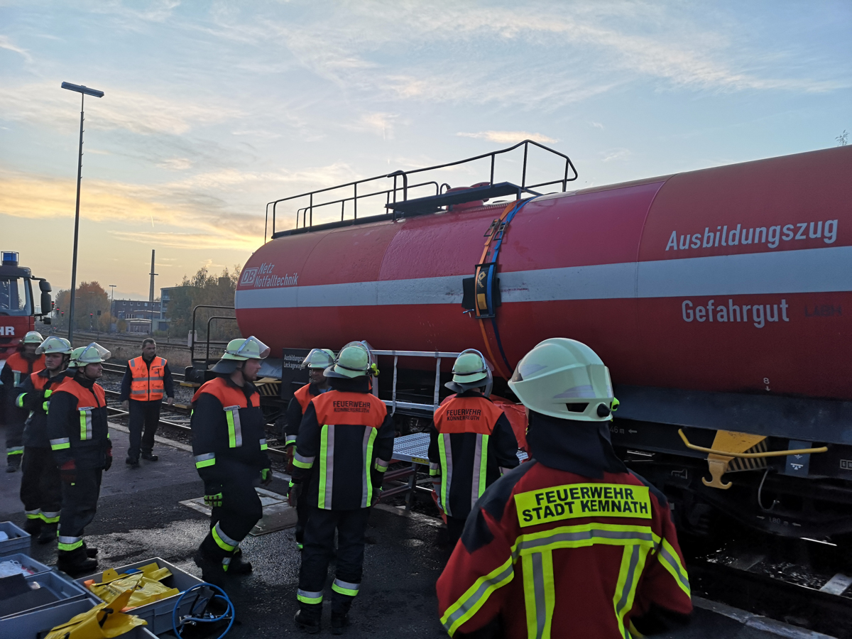 ek0111mdeSchirnding Ausbildungszug Gefahrgut DeutscheBahn Feuerwehren LkrTIR 10.jpg