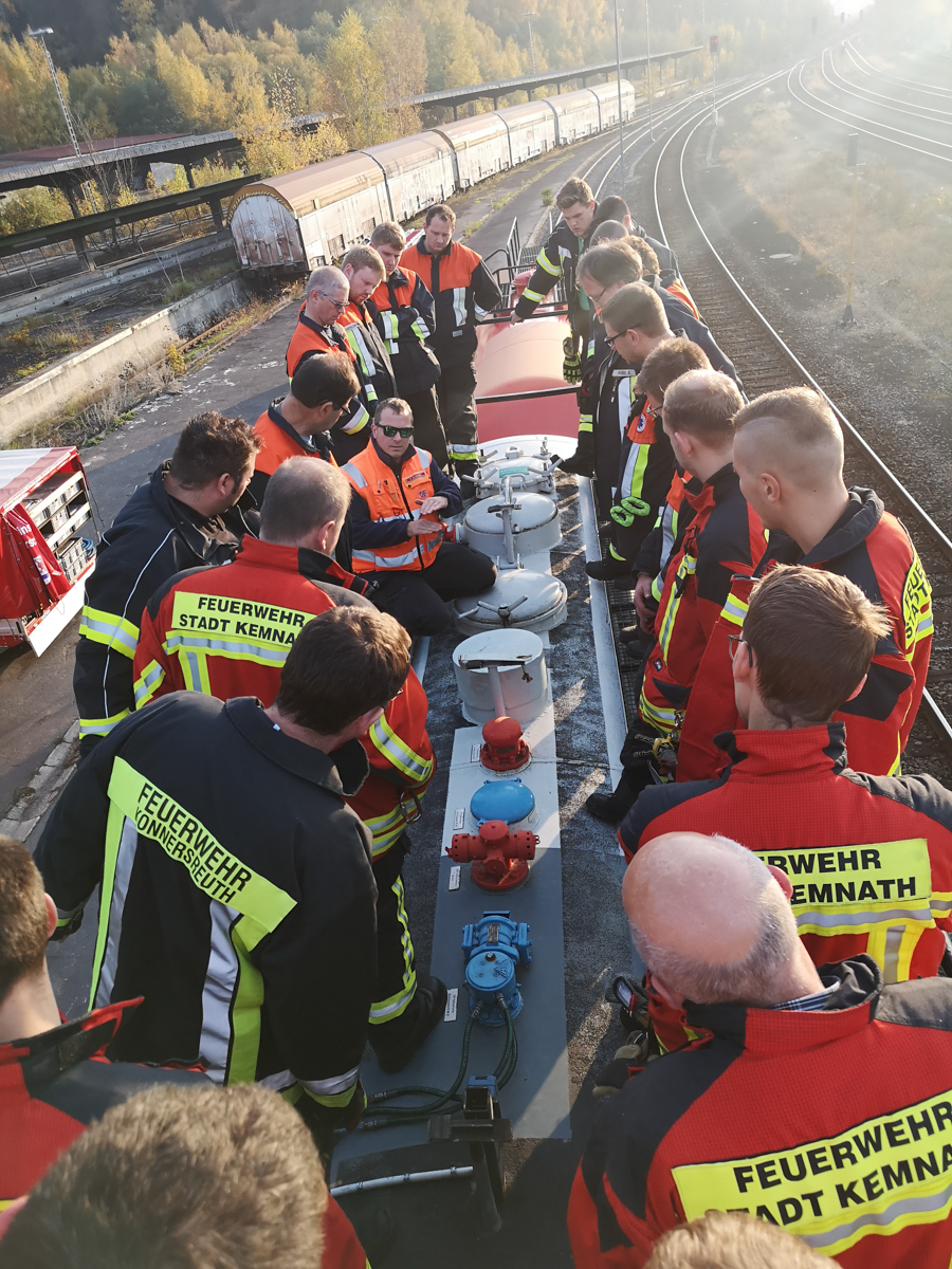 ek0111mdeSchirnding Ausbildungszug Gefahrgut DeutscheBahn Feuerwehren LkrTIR 2.jpg