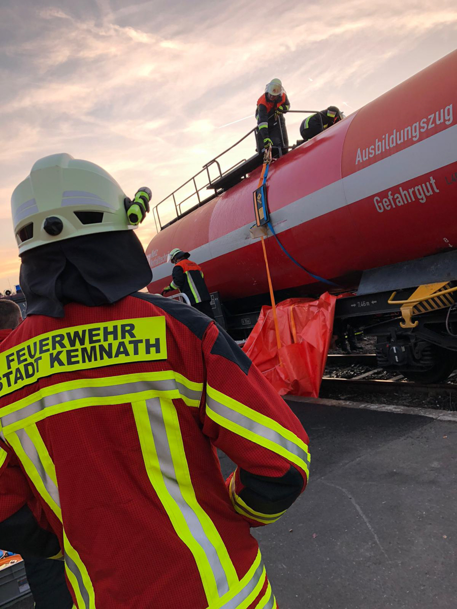 ek0111mdeSchirnding Ausbildungszug Gefahrgut DeutscheBahn Feuerwehren LkrTIR 8.jpg