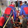 Die Übung ist fast geschafft. Patient und die Einsatzkraft der Bergwacht sind fast aus dem Turm heraus.