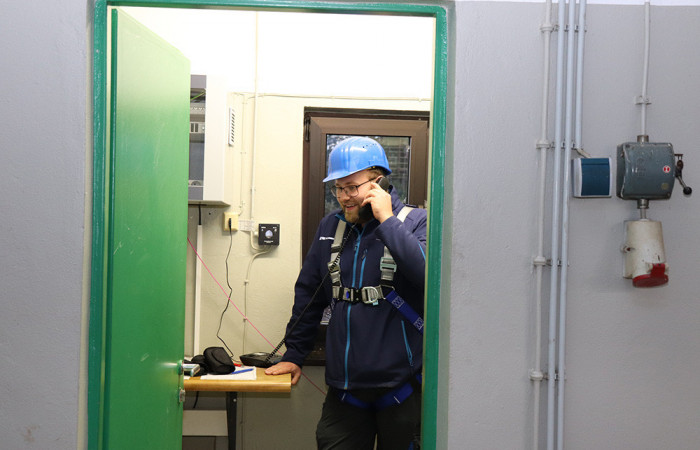 Ein Mitarbeiter des Wasserwirtschaftsamtes setzt den Notruf ab.