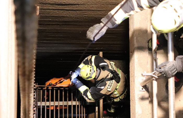 Zuerst bringen die Einsatzkräfte die Schleifkorbtrage zum Patienten, damit dieser schon einmal gesichert werden kann.