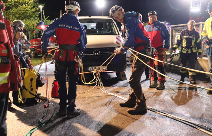 Die Bergwacht bereitet alles für die Rettung vor.