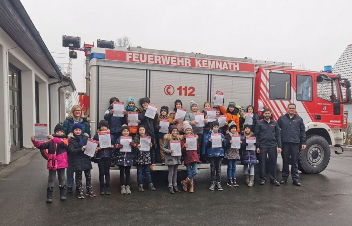 22 Kinder der Kemnather Grundschulklasse 3a veralgerten mit ihrer Lehrerin Frau Theresa Schindler den Unterricht vom Klassenzimmer in das Gerätehaus der Feuerwehr Kemnath. Auf dem Lehrplan stand 